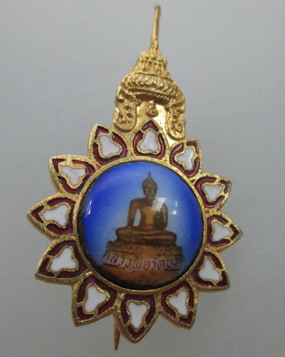 "เคาะเดียว" เข็มกลัดหลวงพ่อวัดบึง