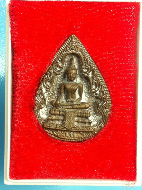 หลวงพ่อวัดไร่ขิง พิมพ์กลีบบัว ภปร. ปี 2522 เนื้อนวะพร้อมกล่องสวยๆมีคราบแป้ง