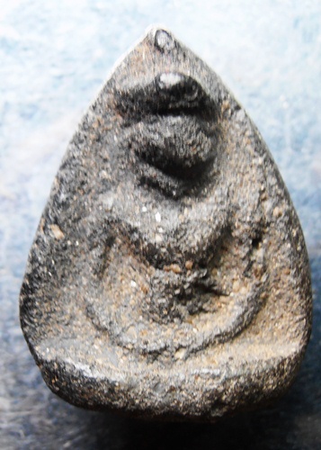 พระร่วงนั่ง อุดกริ่ง กรุวัดคลองทรงกระเทียม เนื้อดำสวยๆครับ