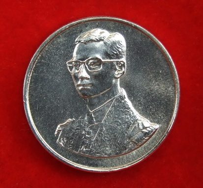เหรียญในหลวง ที่ระลึกเดินการกุศลเทิดพระเกียรติ ปี 2527 เนื้อเงิน สภาพสวย กล่องเดิม(1)