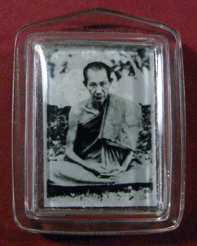 ภาพติดกระจกขาวดำหลวงพ่อเกษม เขมโก