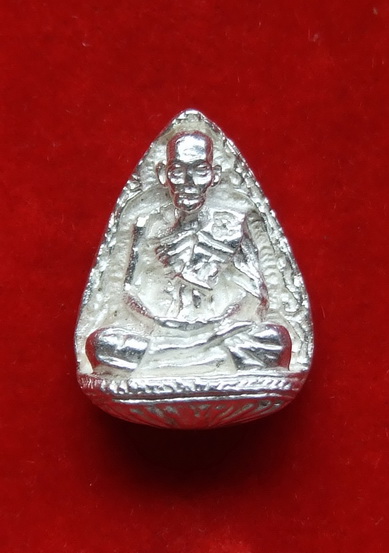 รูปหล่อหยดน้ำ ล.ป.ดู่ วัดสะแก อยุธยา ปี 2533 เนื้อเงิน สภาพสวยเดิมไม่เคยใช้ จำนวน 2 องค์