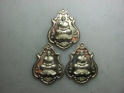 หรียญหลวงพ่อสาครขี่เต่า เนื้อทองฝาบาตร โค๊ต๓๓๓+โค๊ต๙ กรรมการ ปี 52สร้าง 1999 องค์...3 องค์