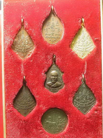 ลพ.โต มหาลาภ วัดหัวกระบือ ปี2519 ครบชุด ลป.โต๊ะ วัดประดู่ฉิมพลีปลุกเสก +กล่องเดิมจากวัด