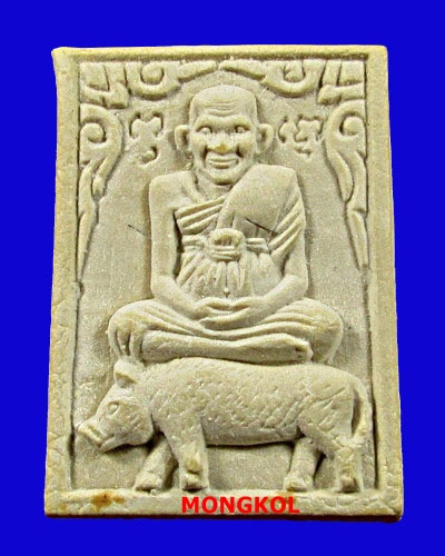 พระรูปเหมือนนั่งเต็มองค์ขี่หมูหลวงพ่อเส็ง วัดบางนา พิมพ์ใหญ่ เนื้อผง จ.ปทุมธานี