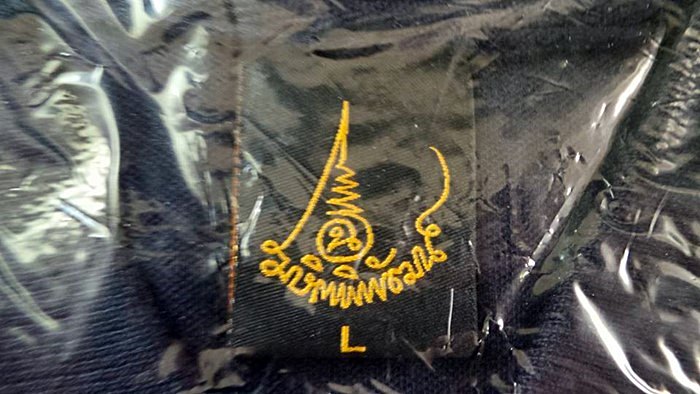 เสื้อชมรม ใหม่ๆ อยู่ในถุงเบอร์ L
