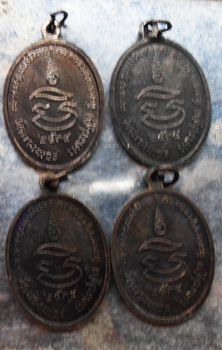 เหรียญหลวงพ่อเปิ่น4เหรียญปี34สวยๆผิวม่วงๆครับ