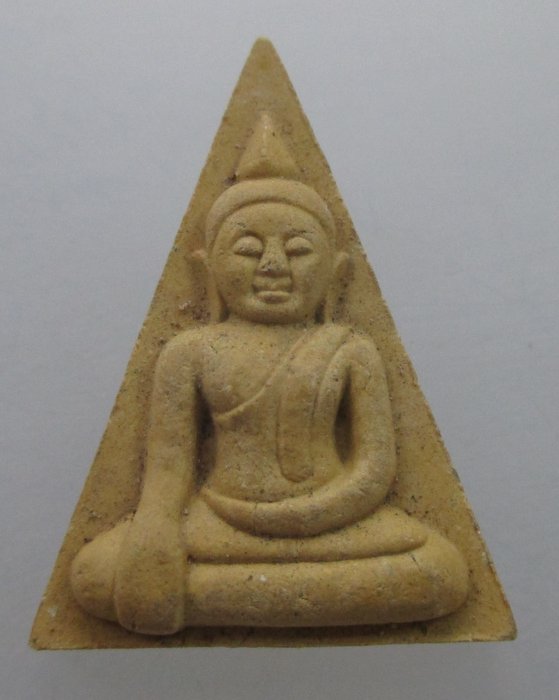 พระนางพญาเนื้อผงรุ่นแรก หลวงพ่อตัด  วัดชายนา จ.เพชรบุรี  ปี๔๓  โรยเกศา (มีประสบการณ์)