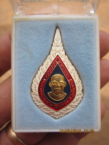 เข็มกลัดพัดยศ ที่ระลึกครบรอบวันเกิด หลวงพ่อฤาษีลิงดำ วัดท่าซุงปี 2545 กล่องเดิม