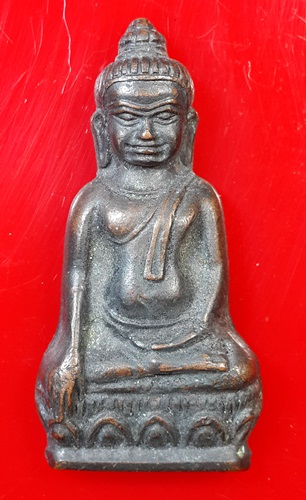 พระหูยาน หลัง ภปร. รุ่นปืนแตก ปี2513 วัดราชบพิตร ราคาน่ารักครับ