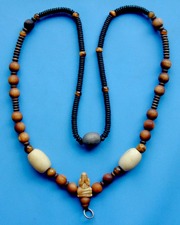 สร้อยแขวนพระ ลูกปัดมีจาร พระปิดตาหลวงพ่อสวัสดิ์ เม้าสุขา + ลูกสะกดไม่ทราบที่มีจาร  ... เคาะเดียวแดง