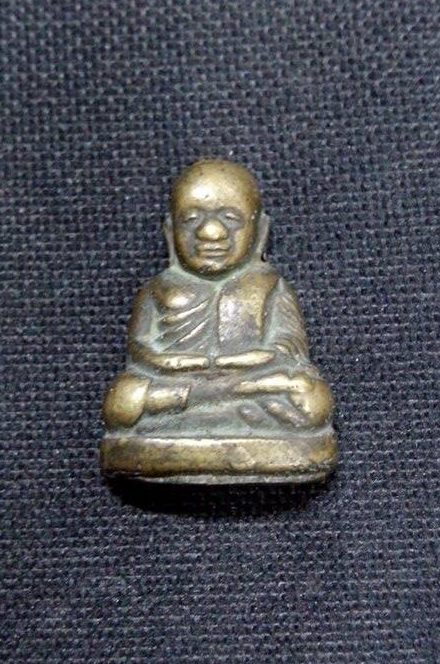 หลวงพ่อเงิน ครึ่งซีกหลังรูปเหมือน ออกวัดวังตะโก บางคลาน พิจิตร ปี 2521 หลังรูปเหมือน 