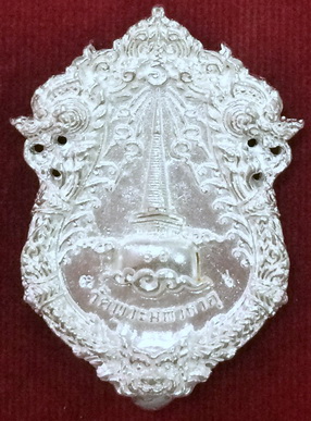 เหรียญหล่อฉลุ บรรจุกริ่ง.พระพุทธสิหิงค์ กริ่งวินยาภรณ์ ๒๖ ศตวรรษ.เนื้อเงินลงยาราชาวดีพื้นสีแดง  หลัง