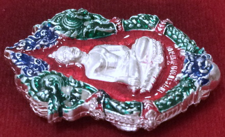 เหรียญหล่อฉลุ บรรจุกริ่ง.พระพุทธสิหิงค์ กริ่งวินยาภรณ์ ๒๖ ศตวรรษ.เนื้อเงินลงยาราชาวดีพื้นสีแดง  หลัง