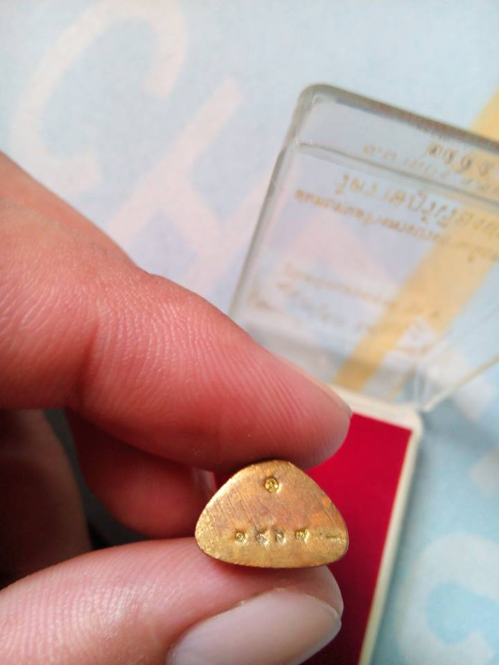 รูปเหมือนหล่อหลวงปู่ฮกลอยองค์รุ่นแรกเนื้อฝาบาตร เลข 1967 พร้อมกล่องเดิมเคาะเดียว