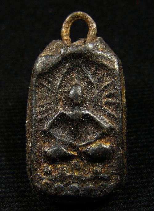 พระเนื้อผงลงรัก เนื้อหามวลสารดี สวยไม่ทราบที่ครับ