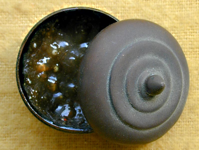 ตลับสีผึ้งทองเหลืองเก่าไม่ทราบที่  ... เคาะเดียวแดง