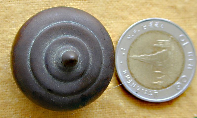 ตลับสีผึ้งทองเหลืองเก่าไม่ทราบที่  ... เคาะเดียวแดง