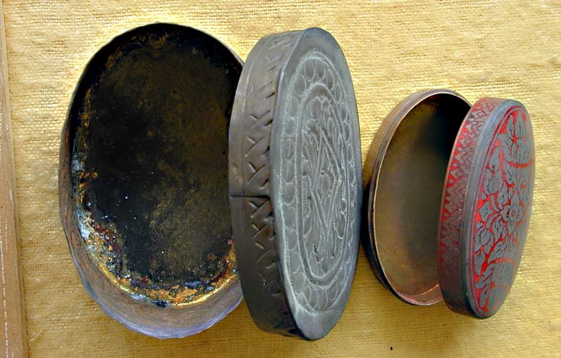 ตลับเก่าๆ 2 ใบ   ... เคาะเดียวแดง