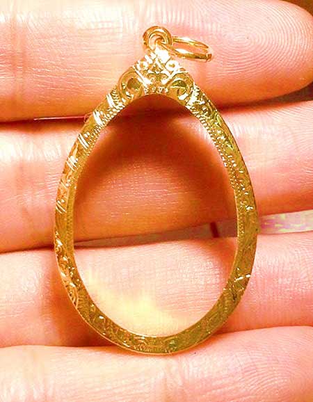 กรอบทองยกซุ้ม ใส่เหรียญเล็กหน้าใหญ่ หลวงปู่หมุน น้ำหนัก 1.46กรัมราคา2400 บาท