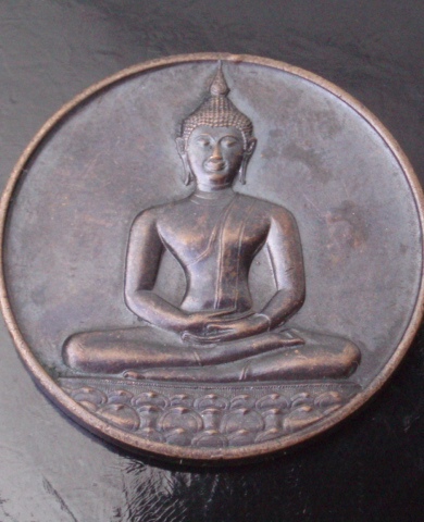 ((เคาะเดียวแดง))เหรียญพระพุทธ ลายสือไทย ปี 2526 ฉลอง 700 ปี พล.เกษม ร่วมปลุกเสก