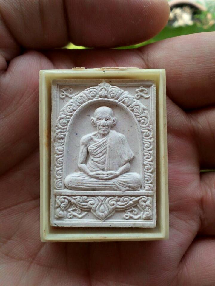 พระผงรูปเหมือน (มงคลลาภ) ครูบาเจ้าเกษม เขมโก สุสานไตรลักษณ์ ลำปาง ปี 2535 กล่องเดิม
