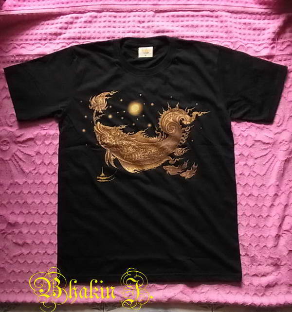 สื้อยืดสีดำ ลายปลา Size S  (รอบอก 35.5 นิ้ว) ที่ระลึก จากหอศิลป์ วัดร่องขุ่น จ.เชียงราย สวยงามจะสะสม