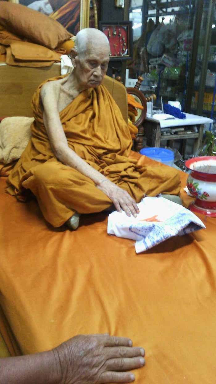 ผ้ายันต์ หลวงพ่อแย้ม วัดสามง่าม นครปฐม