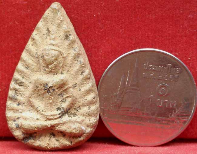 *พระกรุวัดลิงขบ พิมพ์กลีบบัวสมาธิ เนื้อดินเผา*