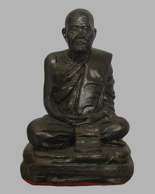 พระบูชาหลวงปู่จันทร์ศรี จันททีโป  วัดโพธิสมภรณ์ อุดรธานี เนื้อปูนรมดำ หน้าตัก 5 นิ้ว ปี 2556