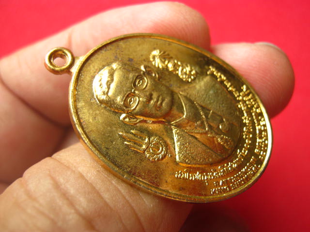 เหรียญในหลวง หลัง 8 รัชกาล สมโภชกรุงรัตนโกสินทร์ 200 ปี กะไหล่ทอง