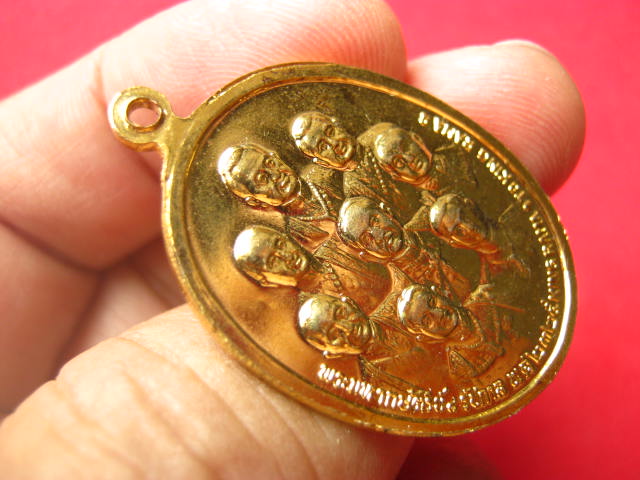 เหรียญในหลวง หลัง 8 รัชกาล สมโภชกรุงรัตนโกสินทร์ 200 ปี กะไหล่ทอง