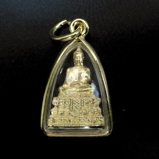 พระชัยวัฒน์หลวงพ่อวัดไร่ขิง ปี 2554 เนื้อโลหะกะไหล่ทอง พร้อมเลี่ยมกรอบทองไมครอนแบบผ่าหวาย