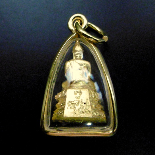 พระชัยวัฒน์หลวงพ่อวัดไร่ขิง ปี 2554 เนื้อโลหะกะไหล่ทอง พร้อมเลี่ยมกรอบทองไมครอนแบบผ่าหวาย