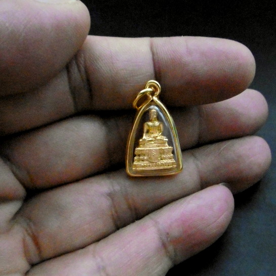 พระชัยวัฒน์หลวงพ่อวัดไร่ขิง ปี 2554 เนื้อโลหะกะไหล่ทอง พร้อมเลี่ยมกรอบทองไมครอนแบบผ่าหวาย