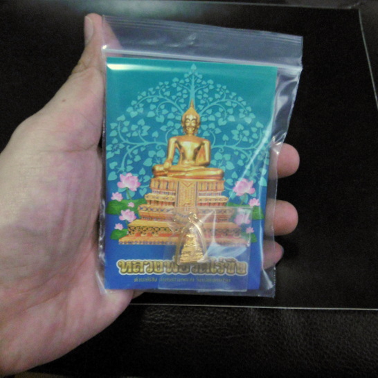 พระชัยวัฒน์หลวงพ่อวัดไร่ขิง ปี 2554 เนื้อโลหะกะไหล่ทอง พร้อมเลี่ยมกรอบทองไมครอนแบบผ่าหวาย