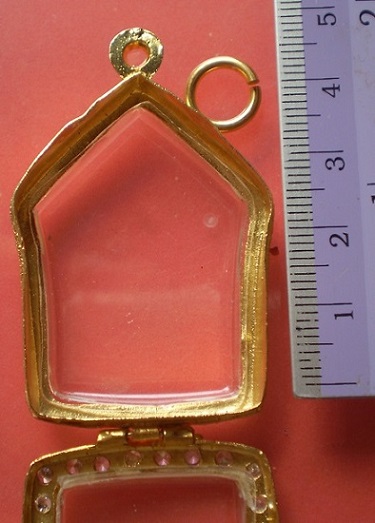 ตลับไมครอน  ล้อมเพชร  ใส่พระขุนแผนพรายกุมารพิมพ์ใหญ่ เคาะเดียว 