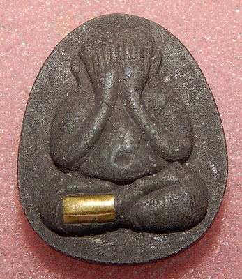 พระปิดตาหลวงปู่แผ้ว ปวโร ฝังตะกรุดเนื้อผงดำ  