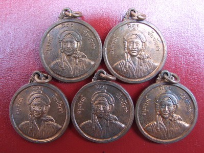 เหรียญเก่าอนุสรณ์ มิตร ชัยบัญชา ปี 2513 กะไหล่เงิน+ทองแดง อย่างละ 5 เหรียญ รวม 10 เหรียญ สภาพสวย