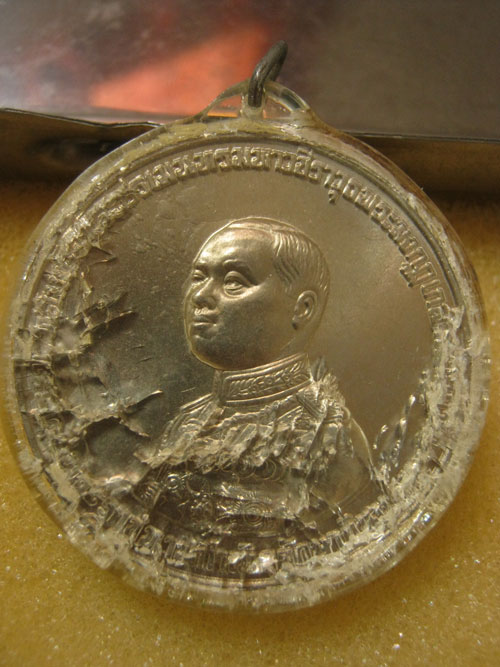  เหรียญรัชกาลที่6 ที่ระลึกสร้างอนุสาวรีย์ ปี 2505 เจ้าคุณนร เลี่ยมเดิมหายาก