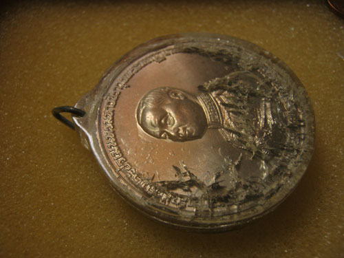  เหรียญรัชกาลที่6 ที่ระลึกสร้างอนุสาวรีย์ ปี 2505 เจ้าคุณนร เลี่ยมเดิมหายาก