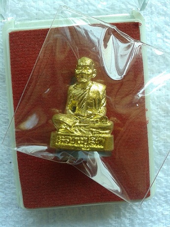 รูปเหมือนหล่อหลวงปู่ฮกลอยองค์รุ่นแรกเนื้อฝาบาตร เลข 1967 พร้อมกล่องเดิมเคาะเดียว