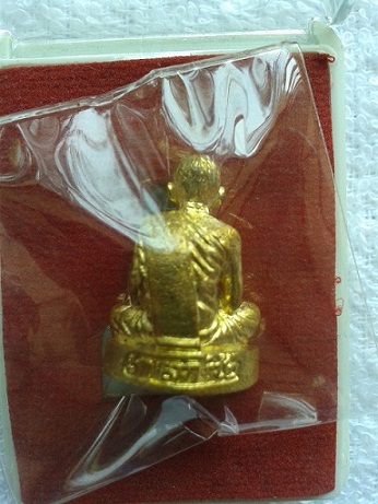 รูปเหมือนหล่อหลวงปู่ฮกลอยองค์รุ่นแรกเนื้อฝาบาตร เลข 1967 พร้อมกล่องเดิมเคาะเดียว