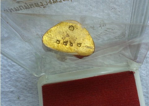 รูปเหมือนหล่อหลวงปู่ฮกลอยองค์รุ่นแรกเนื้อฝาบาตร เลข 1967 พร้อมกล่องเดิมเคาะเดียว