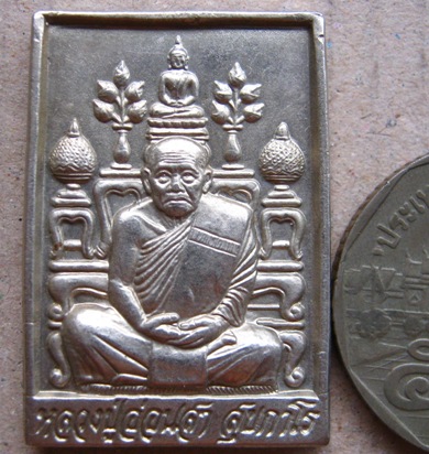เหรียญรุ่น5 โต๊ะหมู่บูชา หลวงปู่อ่อนสา สุขกาโร วัดประชาชุมพลพัฒนาราม จ.อุดรธานี  ปี2541 เนื้ออัลปาก้