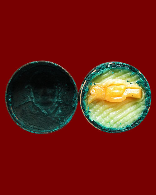 สีผึ้งสาริกา หลวงปู่หงษ์ พรหมปัญโญ วัดเพชรบุรี จ.สุรินทร์ รุ่น"เสาร์ ๕ มหาบารมี"ปี๒๕๔๓ เนื้อตลับโลหะ