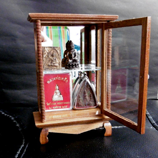 ตู้โชว์พระไม้สักจิ๋วสวยๆ มีประตู 1 บาน เหมาะกับพระเครื่ององค์เล็ก มีพระดีพระสวยต้องโชว์ครับส่งฟรี