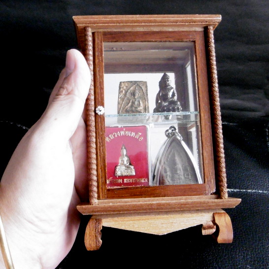 ตู้โชว์พระไม้สักจิ๋วสวยๆ มีประตู 1 บาน เหมาะกับพระเครื่ององค์เล็ก มีพระดีพระสวยต้องโชว์ครับส่งฟรี