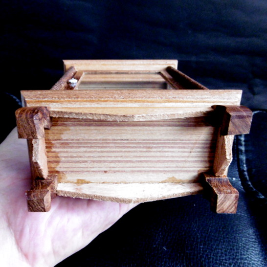 ตู้โชว์พระไม้สักจิ๋วสวยๆ มีประตู 1 บาน เหมาะกับพระเครื่ององค์เล็ก มีพระดีพระสวยต้องโชว์ครับส่งฟรี