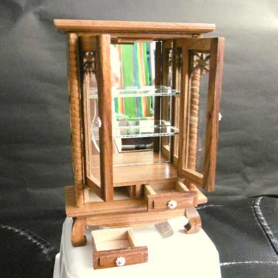 ตู้โชว์พระ มีประตู 2 บาน มีลิ้นชัก ไม้สักจิ๋วสวยๆ เหมาะกับพระองค์เล็ก มีพระดีพระสวยต้องโชว์ ส่งฟรี